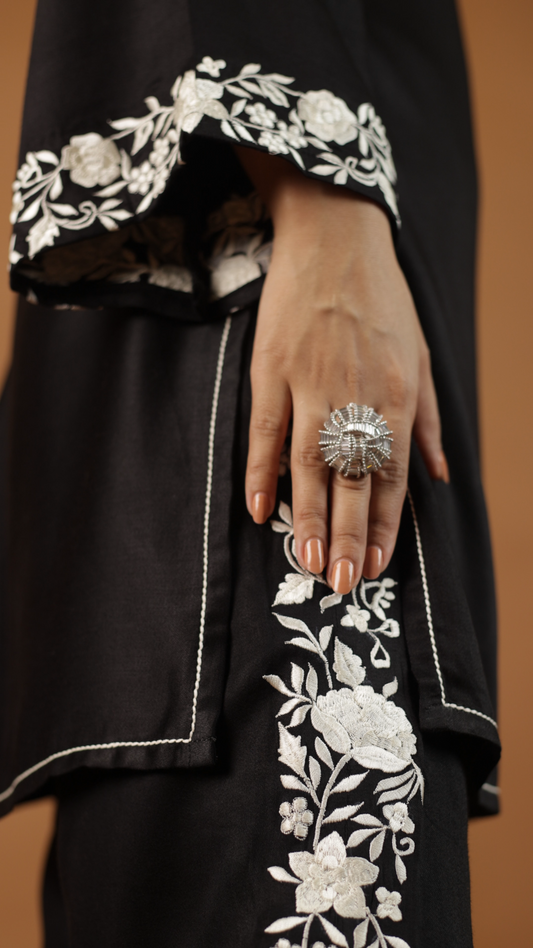 Chic noir threaded set